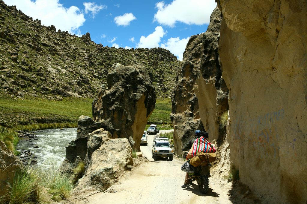 4x4 face à moto dans un defilé rocheux au Pérou pendant le raid 4x4 Giga-raid ushuaia panama en amérique du sud, février 2020