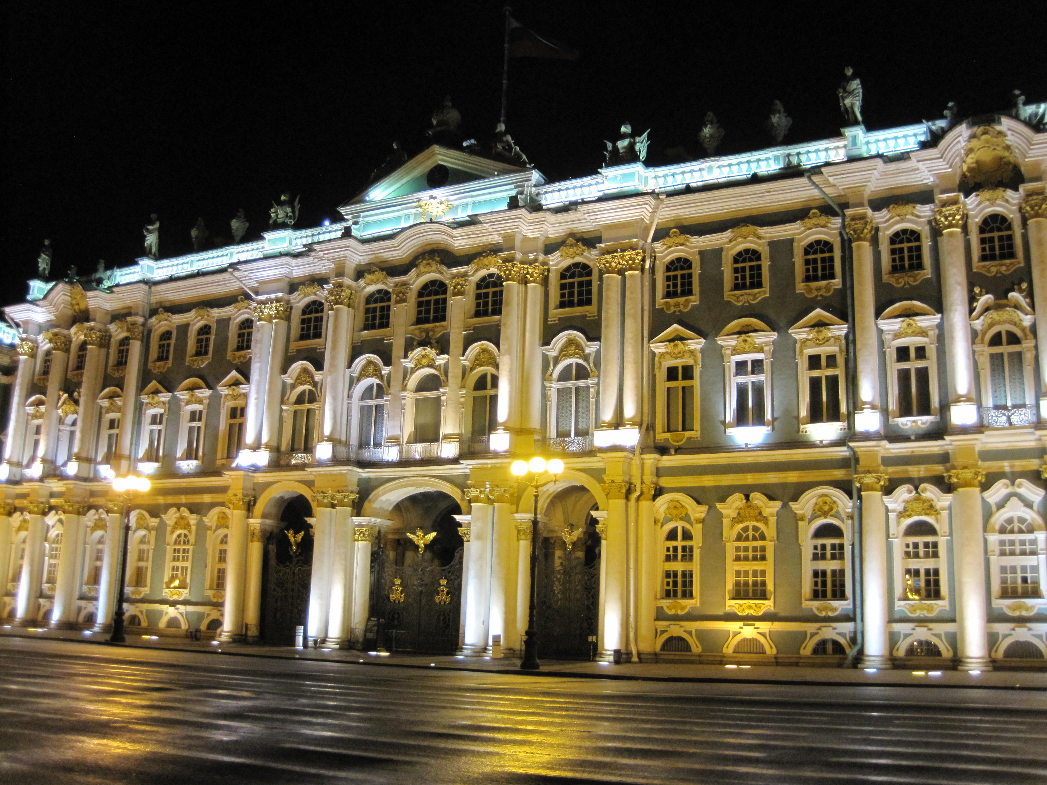 Musée de l'hermitage à St-Petersburg pendant le raid 4x4 Baltica Russie, août 2020
