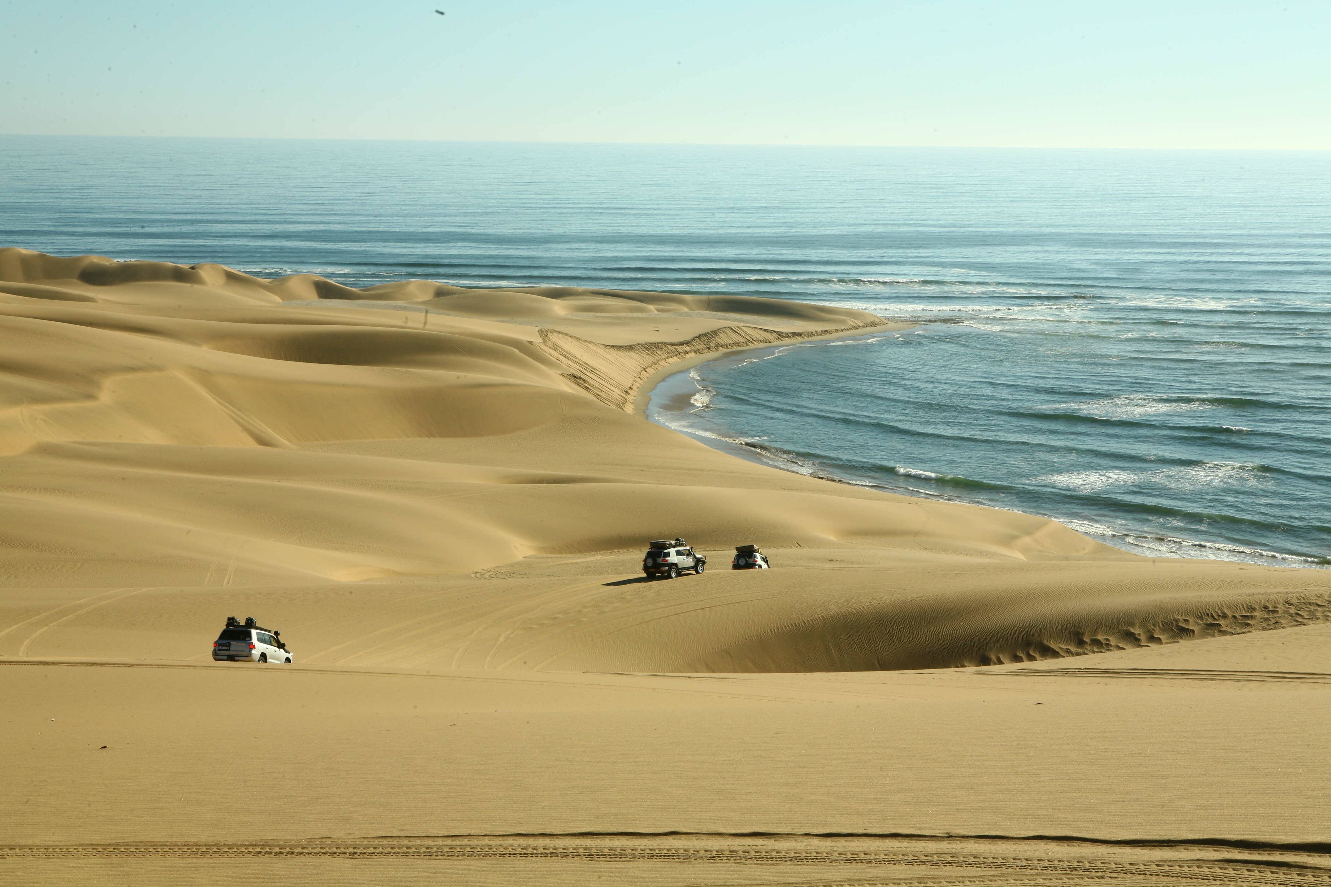 4x4 descendant des dunes vers l'océan pendant le raid 4x4 Himbas Dunes Namibie, déc 2019