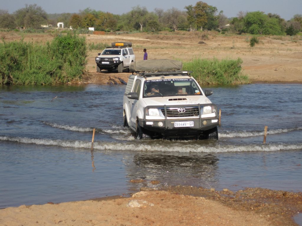 4x4 traversant la rivière Limpopo pendant le raid 4x4 Mozambica au Mozambique, octobre 2020