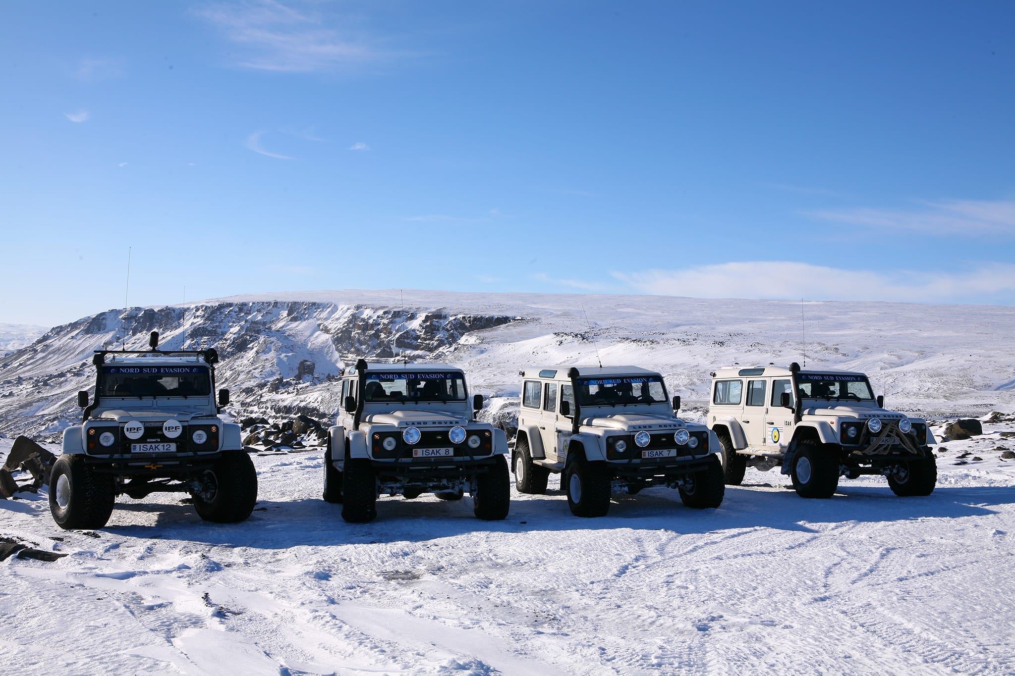 Plusieurs Big Foot stationnés dans la neige pendant le raid 4x4 Glacier Tour en Islande, mars 2018