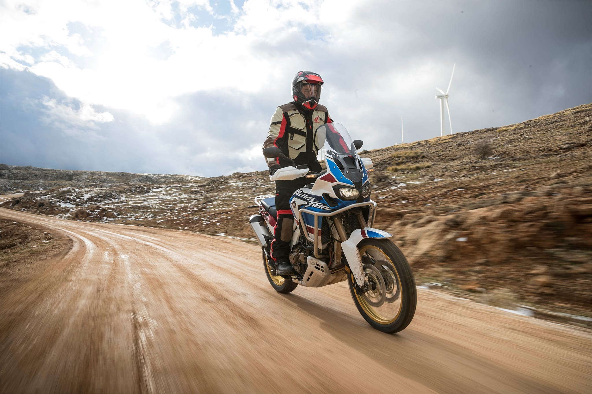 Honda Africa Twin Adventure Sports sur une piste poussiéreuse pendant un raid moto Athena en Grèce, juillet 2021
