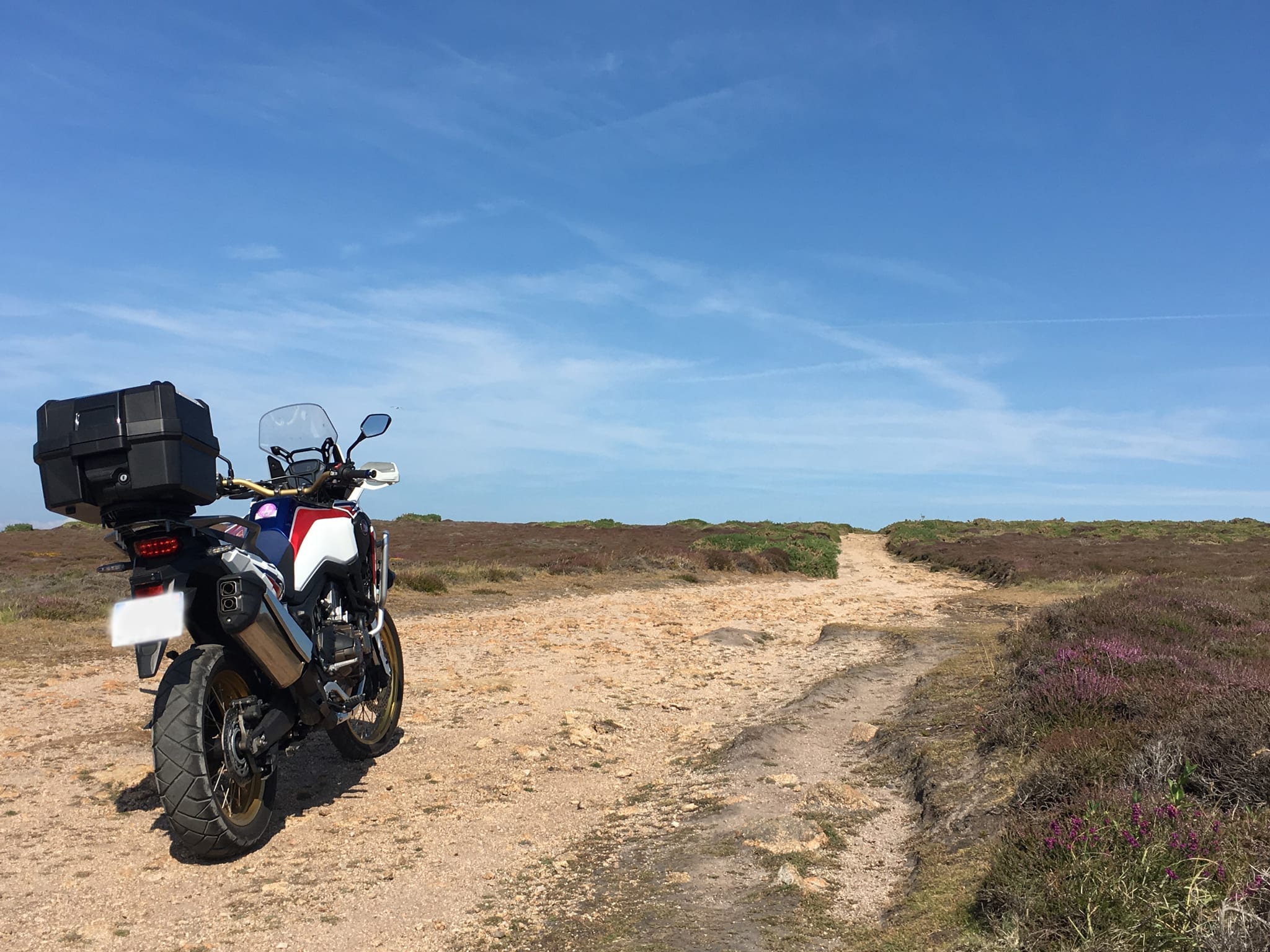 Moto maxi trail Africa Twin sur piste pendant un raid moto en off-road Europe, juin 2019