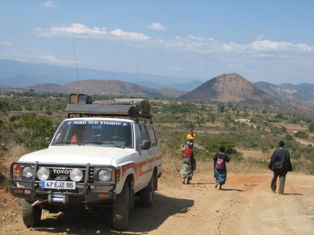 Marcheurs africains sur une piste au Malawi pendant le raid 4x4 Méga-raid Le cap Zanzibar en Afrique australe, octobre 2021